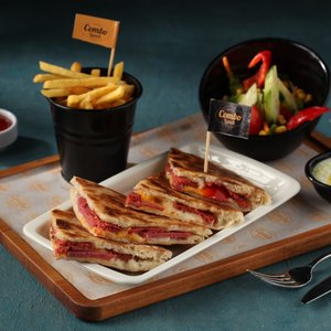 BAZLAMA EKMEĞİNE KARIŞIK TOST